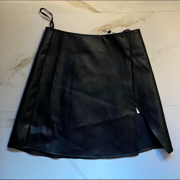 Black mini skirt with slit - Picture 3 of 4